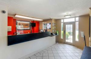 a waiting area of a fast food restaurant at Extended Stay America Select Suites - Atlanta - Perimeter - Hammond Drive in Atlanta