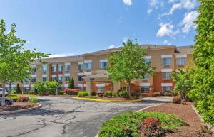 an apartment building with a street in front at Extended Stay America Suites - Boston - Burlington in Burlington
