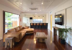 ein Wohnzimmer mit Sofa und Tisch in der Unterkunft Hervey's in Hervey Bay