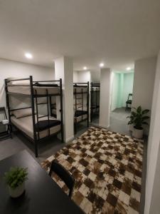 a room with bunk beds and a table and chairs at Copacabana Rooms & Hostel in Rio de Janeiro