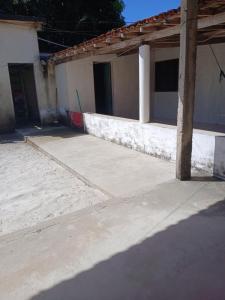 an empty sidewalk in front of a building at Férias da Hora in Prado