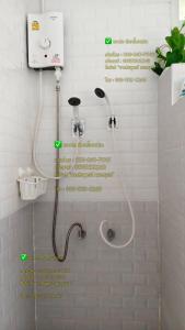 a sign in a bathroom with a shower at Baan Tipsukon in Ko Larn +57 photos