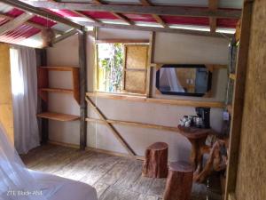 a room with a bed and a table and a window at Waikiki Pacific Hostel in Buenaventura