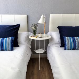 Un pat sau paturi într-o cameră la Apartamento en la Rambla con piscina