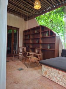 a room with a table and chairs and a book shelf at Hotel Boutique Refugio 41 in Valladolid