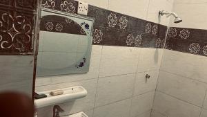 a bathroom with a mirror and a sink at Berbera aparthotel in Berbera