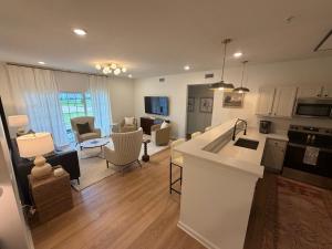 a kitchen and living room with a kitchen and a living room at StarkVilla - The Perfect Location! in Starkville