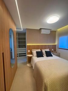 a bedroom with a large bed in a room at Studio Mandarim Campolim in Sorocaba