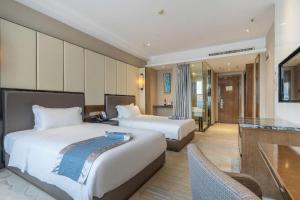 a hotel room with two beds and a kitchen at Nanning Champs Elysees Hotel in Nanning +166 photos
