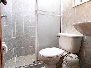 a bathroom with a toilet and a shower at Hostal, casa Jaramillo in Roldanillo