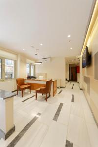 A television and/or entertainment centre at Nishant Hotel