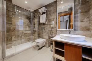 A bathroom at Nishant Hotel