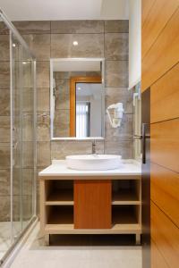 y baño con lavabo y ducha. en Nishant Hotel, en Estambul