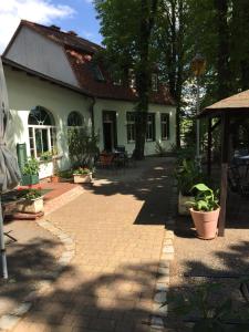 ein Haus mit einem Backsteinweg davor in der Unterkunft Bergschlößchen in Jüterbog