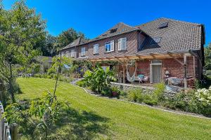 a brick house with a garden in the yard at Gästehaus Maria Rast in Suderburg