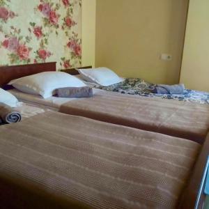 two beds in a hotel room with two beds at Art Vila Galeri in Kazbegi