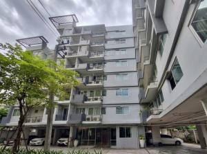 a tall building with cars parked in front of it at 1BR Condo 5 Min to BTS 1000Mbps Fiber Wi-Fi great location in Bangkok