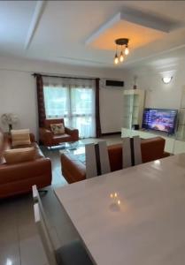 a living room with a couch and a table at Résidence shalismi in Yaoundé