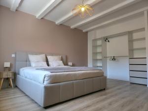 a bedroom with a large bed and a ceiling at L'Escale Cosy avec Terasse in Noidans-lès-Vesoul