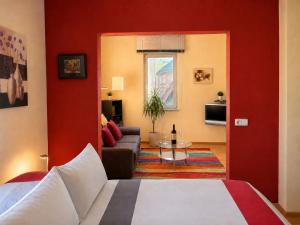 a room with a bed and a living room at Holiday il Macellaio - nur 5 Min vom Marktplatz in Neustadt an der Weinstraße