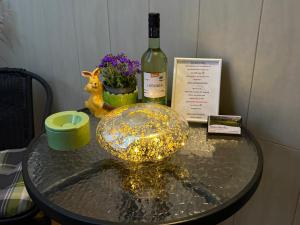 a table with a bottle of wine and a glass bowl at Holiday il Macellaio - nur 5 Min vom Marktplatz in Neustadt an der Weinstraße +18 photos
