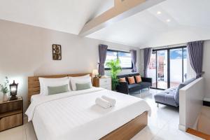 a bedroom with a large bed and a living room at Luxury Pool Villa Pattaya Center C8 - 4 Bedroom in Pattaya South +43 photos