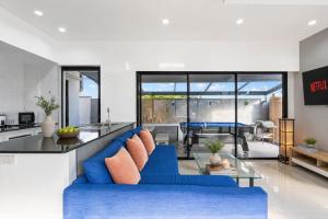 a living room with a blue couch and a table at Luxury Pool Villa Pattaya Center C8 - 4 Bedroom in Pattaya South