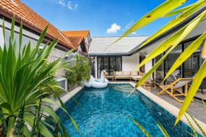 an infinity pool in the backyard of a villa at Luxury Pool Villa Pattaya Center C8 - 4 Bedroom in Pattaya South