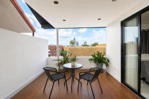 a dining room with a table and chairs and a large window at Luxury Pool Villa Pattaya Center C8 - 4 Bedroom in Pattaya South