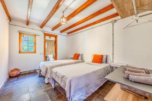 two beds in a room with wooden ceilings at La cara Luna in Santa Brígida +46 photos