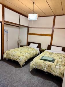 a room with two beds in a room at ANFT-shiro in Azumino