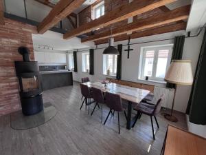 a kitchen and dining room with a table and chairs at Ferienwohnung Sabrina in Aichen