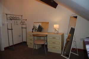 um quarto com um toucador e um espelho em Apartment Bijou em Durham