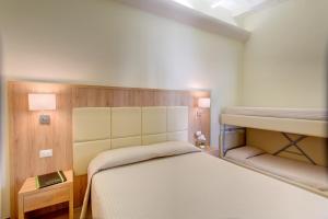 リド・ディ・カマイオーレにあるResidence Sea view Biagiのベッドルーム1室(ベッド1台、二段ベッド1組付)