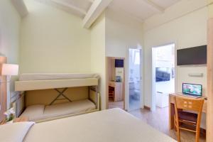 リド・ディ・カマイオーレにあるResidence Sea view Biagiのベッドルーム1室(二段ベッド2台、ノートパソコン付きのデスク付)が備わります。