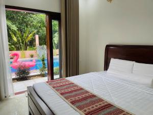 a bedroom with a bed with a view of a pool at Mori Khem Beach Homestay in Phú Quốc