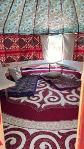 a room with two beds in a tent at ЭКО балык Седеп юурт 