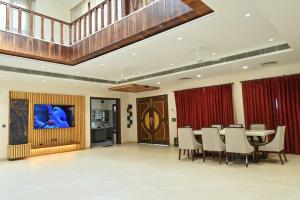 a dining room with a table and chairs at Sukuun Villa Airport Road #Luxury Pool Stay in Sri Guru Ram Dass Jee International Airport