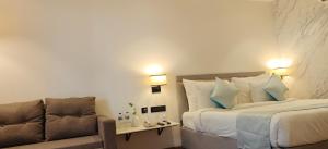ein Hotelzimmer mit einem Bett und einer Couch in der Unterkunft Rahitya Pr,emier, Ayodhya in Faizābād + 3 Fotos