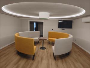 a waiting room with two chairs and a table at Albergue O Centro in Portomarin