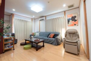 a living room with a couch and a table at Cove琴平 - 1組貸切 最大8名 こんぴらさん徒歩すぐ in Kotohira