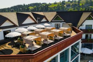 an overhead view of a restaurant with tables and umbrellas at Termy Szaflary in Szaflary