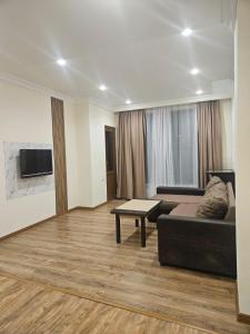 salon z kanapą i stołem w obiekcie Sani hotel w Erywaniu