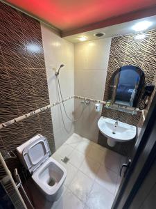 łazienka z toaletą i umywalką w obiekcie Sani hotel w Erywaniu +14 zdjęć