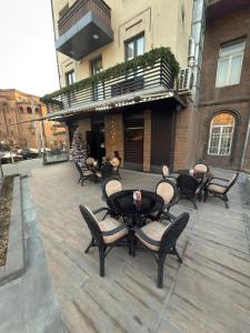 grupa krzeseł i stołów na patio w obiekcie Sani hotel w Erywaniu