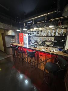 bar z hokerami w restauracji w obiekcie Sani hotel w Erywaniu