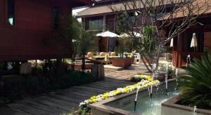 a garden with a fountain in the middle of a building at Huan Aumpron Resort in Ban Kha Ngam