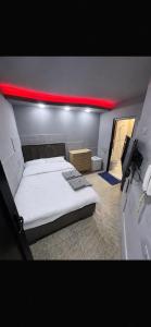 sypialnia z dużym łóżkiem i czerwonym sufitem w obiekcie Sani hotel w Erywaniu