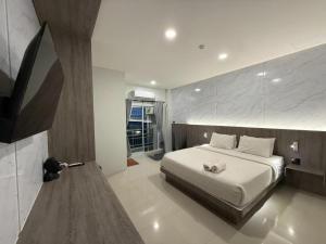a bedroom with a bed and a television in it at Nonsi Hotel Phitsanulok in Ban Wat Tha Maprang +140 photos