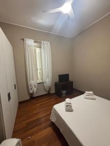 a bedroom with a bed and a ceiling fan at Villa Olivieri 1928 in Ascoli Piceno
